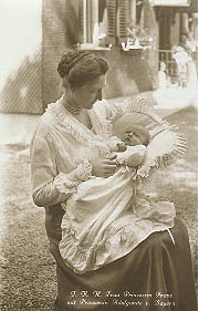 Princess Isabelle with Princess Adelgunde, 1917